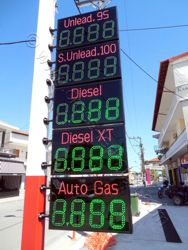 Ψηφία ένδειξης τιμών καυσίμων με τεχνολογία led, τοποθετημένα σε κοιλοδοκό ανεξάρτητου πρατηρίου. Ψηφία ένδειξης τιμών καυσίμων με τεχνολογία led, τοποθετημένα σε κοιλοδοκό ανεξάρτητου πρατηρίου.
