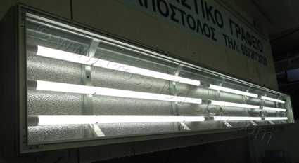 Λάμπες led τύπου φθορίου με υψηλή φωτεινότητα και πυκνή διάταξη, για άριστη διάχυση φωτός κατά μήκος όλης της επιγραφής.