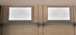 Lightbox led για φαρμακεία τοποθετημένα στα ράφια.