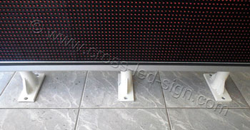 Ηλεκτρονική πινακίδα 103 x 135 εκατοστών με 3 ισχυρά πέλματα στήριξης.