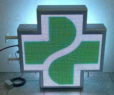 Σταυρός φαρμακείου LED RGB 70 cm με εφέ πράσινο διακεκομμένο σταυρό, λευκό φόντο.